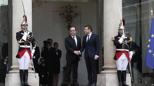 Hollande îşi apără preşedinţia într-o serie de mesaje postate pe Twitter