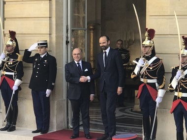 Cazeneuve i-a predat puterea noului premier francez, care l-a descris drept un politician cu un parcurs excepţional
