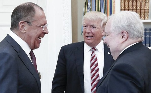 Trump le-a dezvăluit informaţii clasificate despre un complot al Statului Islamic lui Lavrov şi Kisliak în Biroul Oval, încălcând încrederea unui aliat care le-a furnizat SUA