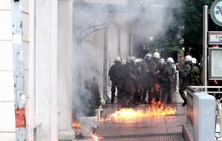 Violenţe la protestele de la Atena: zeci de tineri au atacat forţele de ordine, care au răspuns cu gaze lacrimogene.VIDEO