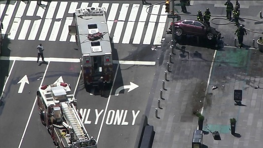 Şoferul vehiculului care a intrat în pietoni în Times Square reţinut; o persoană ar fi murit