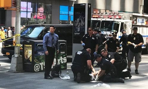 Cel puţin 13 persoane primesc îngrijiri în Times Square, anunţă pompierii; şoferul ar fi pierdut controlul volanului