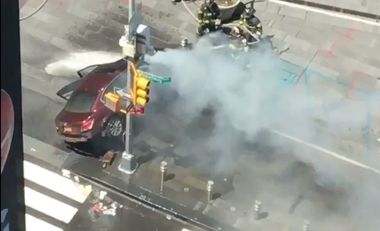 Şoferul care a intrat cu maşina în mulţime în Times Square a fost inculpat
