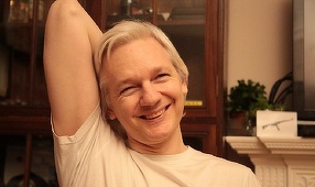 Assange publică o fotografie cu el zâmbind, după ce Parchetul suedez a renunţat la ancheta care îl vizează