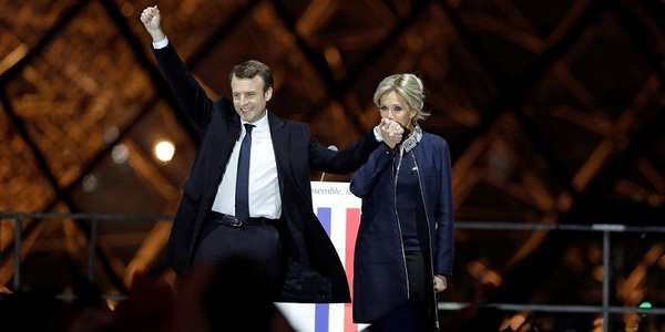 Jurnaliştii francezi protestează, printr-o scrisoare deschisă, faţă de decizia Elysee de a selecta reporterii care îl însoţesc pe Macron