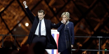 Jurnaliştii francezi protestează, printr-o scrisoare deschisă, faţă de decizia Elysee de a selecta reporterii care îl însoţesc pe Macron