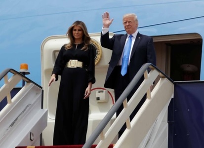 Preşedintele Trump şi-a început prima vizită de stat în Arabia Saudită, în timp ce scandalurile se adună la Washington