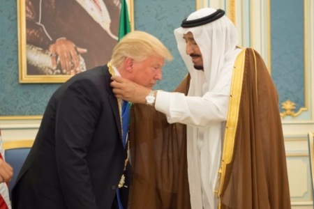 Preşedintele Trump a primit cea mai importantă decoraţie acordată civililor în timpul vizitei din Arabia Saudită