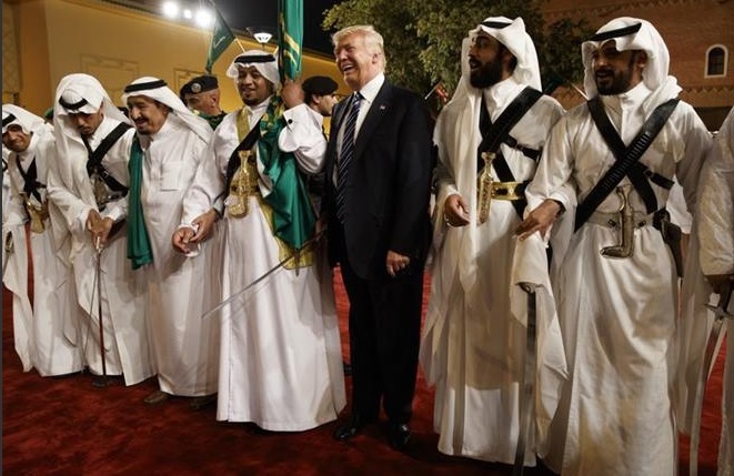 Preşedintele Trump şi oficialii de la Casa Albă au dansat cu săbii în Arabia Saudită - VIDEO