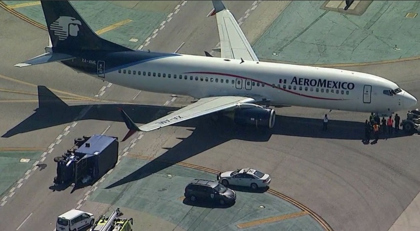 Autorităţile americane anunţă opt răniţi, după ce un avion de pasageri s-a ciocnit de o autoutilitară pe pista din Los Angeles