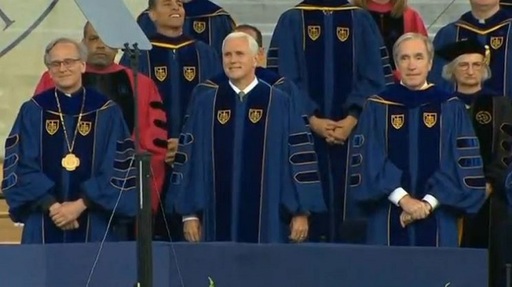 Studenţi părăsesc o ceremonie la Universitatea Notre Dame din Indiana în semn de protest faţă de un discurs despre libertatea de exprimare susţinut de Pence