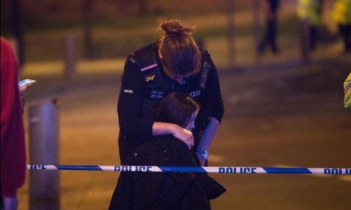 Autorităţile britanice anunţă că multe persoane râmăn internate în stare gravă după atentatul sinucigaş de la Manchester 