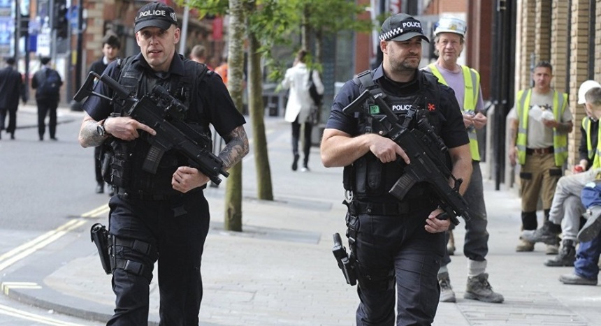 Explozie controlată în urma unor raiduri ale poliţiei britanice în Manchester
