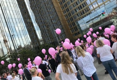 O ceremonie dedicată victimelor atentatului a fost întreruptă de un bărbat înarmat, care a fost imediat reţinut la Birmingham