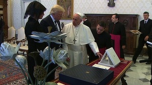 Francisc i-a oferit învăţăturile sale lui Trump, care i-a dăruit la rândul său ”cărţi ale lui Martin Luther King”