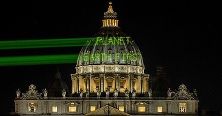 Greenpeace proiectează mesajul ”Planeta Pământ mai întâi” pe domul Bazilicii Sf. Petru înainte ca Francisc să-l primească în audienţă pe Trump