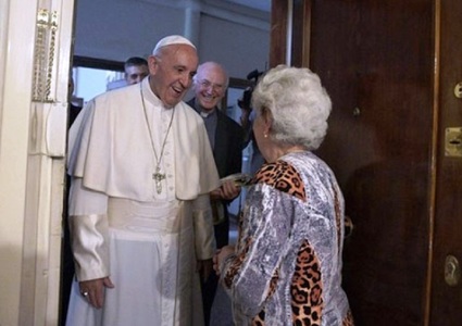 Papa a vizitat o familie de români ortodocşi din Ostia. VIDEO