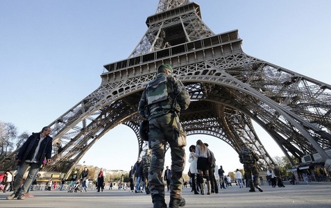 Macron cere Parlamentului să prelungească starea de urgenţă până la 1 noiembrie şi vrea o nouă lege în lupta împotriva ”ameninţării teroriste”