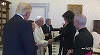 Papa a glumit cu Melania Trump în timpul vizitei la Vatican, întrebând-o dacă îşi hrăneşte soţul cu prăjituri. VIDEO