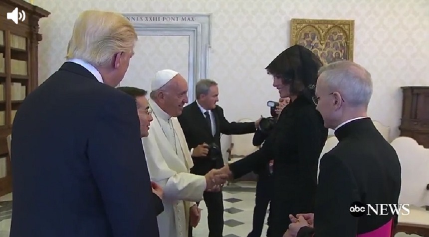 Papa a glumit cu Melania Trump în timpul vizitei la Vatican, întrebând-o dacă îşi hrăneşte soţul cu prăjituri. VIDEO