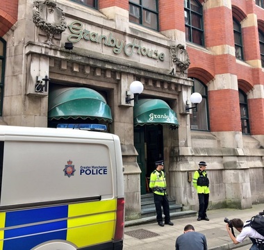 Raid al poliţiei britanice în mai multe apartamente din Manchester, după atacul de luni