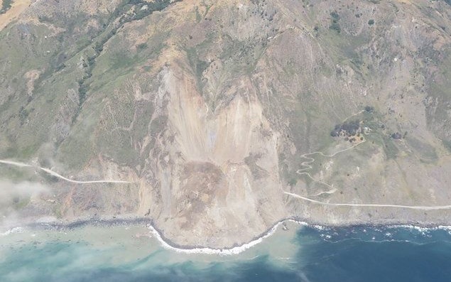 O alunecare de teren a acoperit o secţiune din renumita autostradă litorală a Californiei