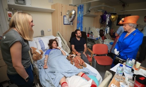 Regina Elisabeta a II-a condamnă ”atentatul teribil” în timpul unei vizite la Spitalul Regal de Pediatrie din Manchester