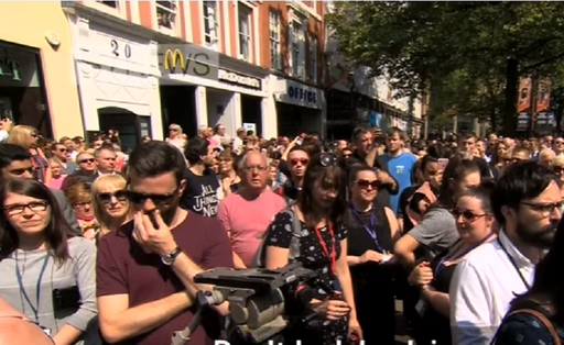 Sute de oameni au adus un omagiu victimelor atentatului de la Manchester, cântând "Don't look back in anger". VIDEO