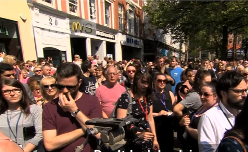 Sute de oameni au adus un omagiu victimelor atentatului de la Manchester, cântând "Don't look back in anger". VIDEO