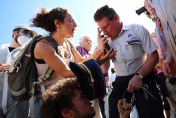 Sute de oameni au protestat în faţa sediului NATO, faţă de Trump şi de alianţa militară. VIDEO