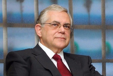Medicii sunt îngrijoraţi că fostul premier Papademos, rănit în explozia unei scrisori-capcană la Atena, îşi va pierde vederea