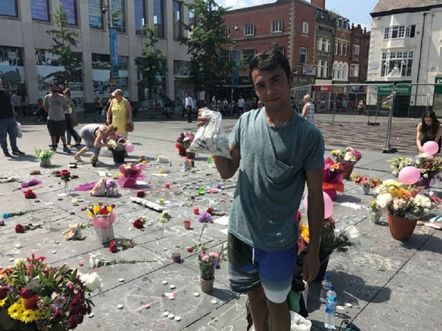 Un adolescent român a impresionat Liverpool, dormind în stradă pentru a păzi lumânările şi florile depuse în memoria victimelor de la Manchester