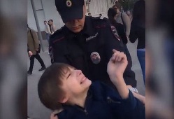 Opinia publică rusă, şocată de arestarea unui copil care recita din Hamlet, la Moscova. VIDEO