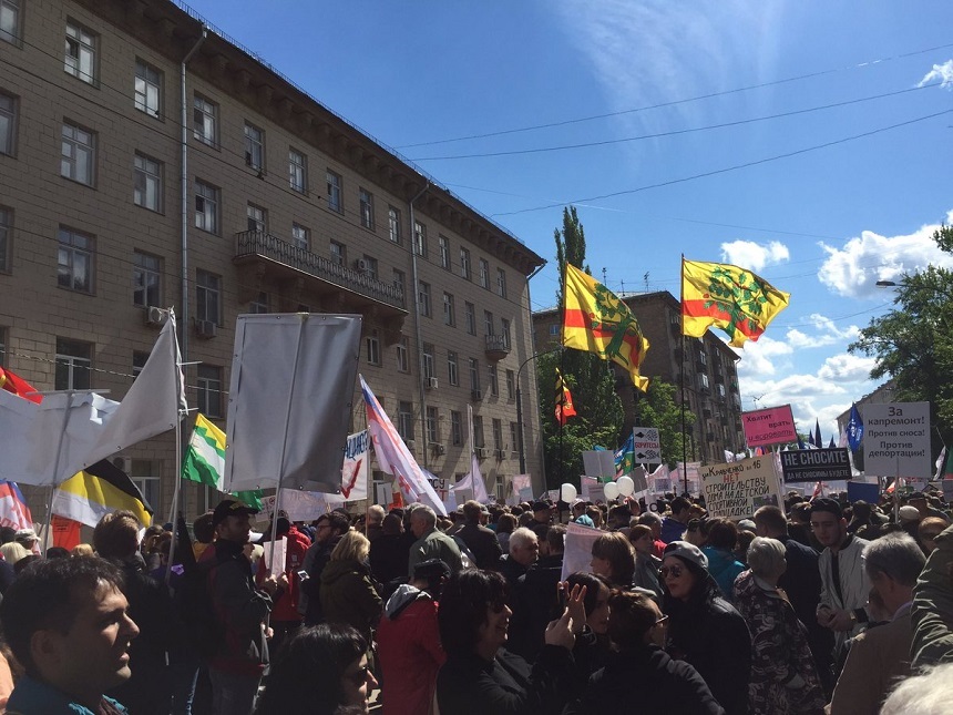 Mii de oameni au protestat la Moscova faţă de planurile Guvernului de a demola blocuri sovietice