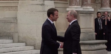Macron îl primeşte pe Putin la Versailles
