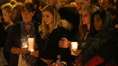 Sute de oameni au adus un omagiu victimelor de la Manchester, la o săptămână după atac. VIDEO