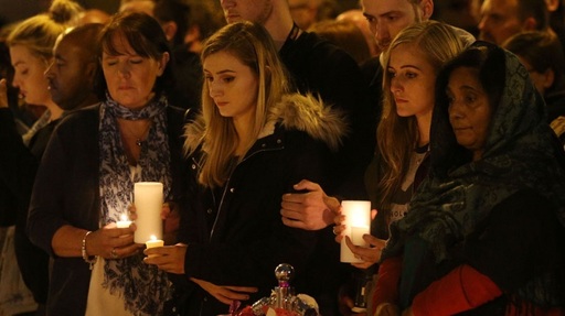 Sute de oameni au adus un omagiu victimelor de la Manchester, la o săptămână după atac. VIDEO