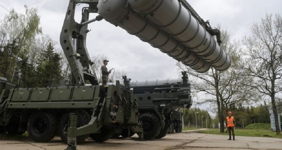 Rusia se apropie de semnarea unui contract de vânzare de sisteme antiaeriene de tip S-400 către Turcia şi discută să-i împrumute bani să le cumpere