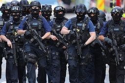 Zeci de poliţişti puternic înarmaţi patrulează în zona London Bridge