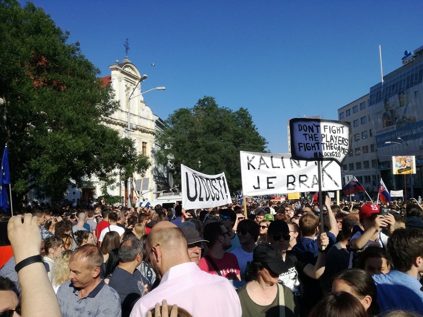 Manifestaţie anticorupţie de amploare în Slovacia, pentru a cere demisia ministrului de Interne