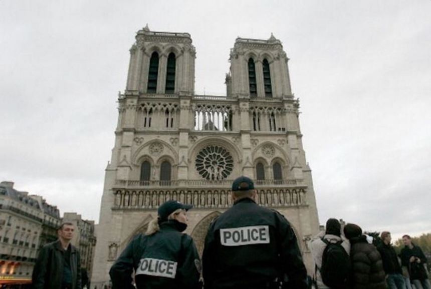 UPDATE: Focuri de armă auzite în Paris, după ce un suspect a atacat cu un ciocan un poliţist de la Notre-Dame. Atacatorul avea buletin alegerian
