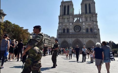 Ministrul Collomb a declarat că anchetatorii au descoperit un buletin alegerian asupra atacatorului de la Notre-Dame
