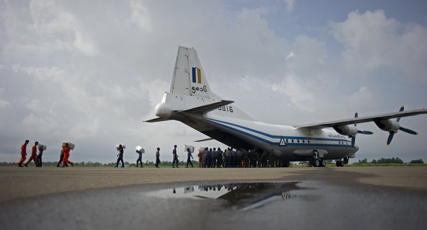 Fragmente din avionul militar din Myanmar dat dispărut cu peste 100 de persoane la bord, găsite pe mare