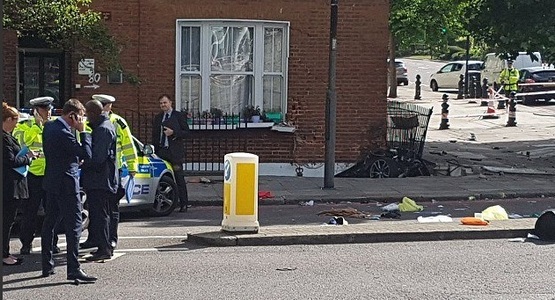 O persoană şi-a pierdut viaţa şi alte trei au fost rănite, după ce o maşină a intrat într-o casă din centrul Londrei