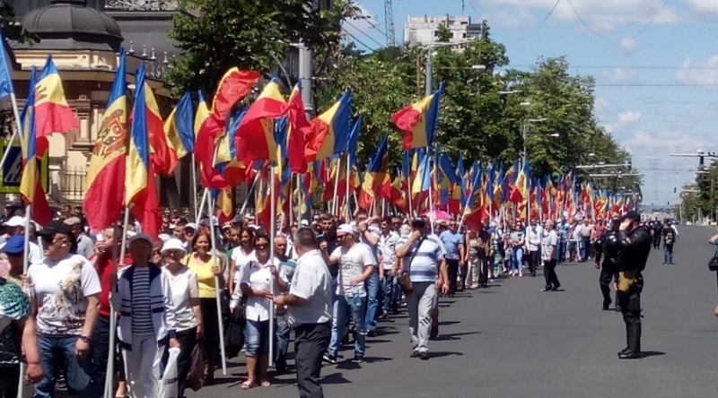 Aproximativ 24.000 de moldoveni au protestat în marile oraşe faţă de modificarea sistemului electoral din Republica Moldova