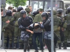 Peste 100 de manifestanţi arestaţi la Moscova; gaz lacrimogen, folosit împotriva protestatarilor