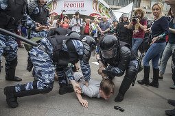 Aproape 1.000 de oameni, arestaţi la protestele din Rusia. FOTO