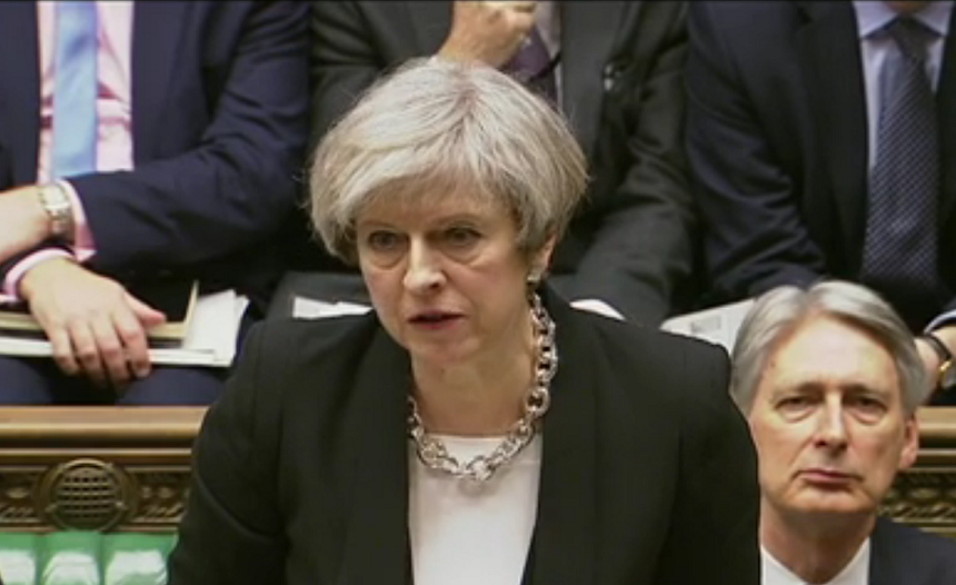 Theresa May le-a spus parlamentarilor săi că va servi ca premier cât timp o vor