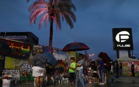 Sute de oameni le-au adus un omagiu victimelor masacrului de la clubul Pulse, din Orlando