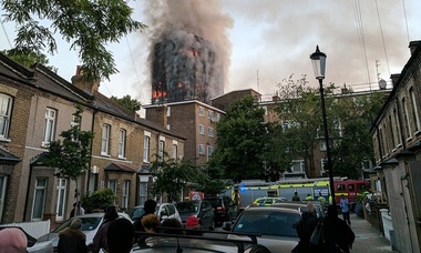 Douăzeci de ambulanţe trimise la Grenfell Tower; primarul Londrei Sadiq Khan anunţă un ”incident major”; trei linii de metrou, închise